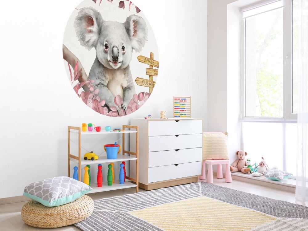 Baby koala in de jungle roze