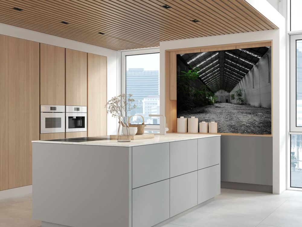 Industriële hal met planten