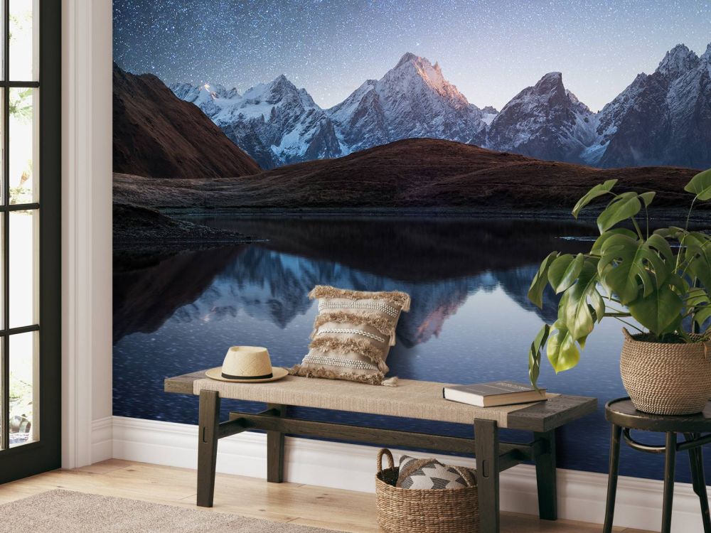 Bergen met sneeuw bij nacht