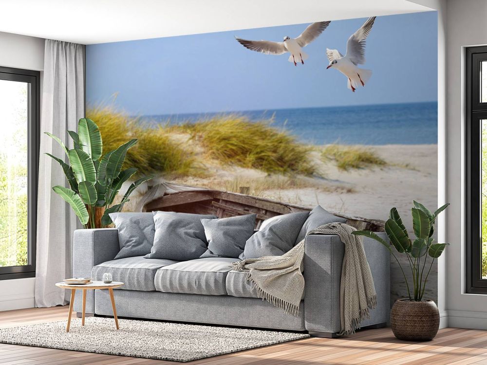 Oude vissersboot, meeuwen, strand en zee