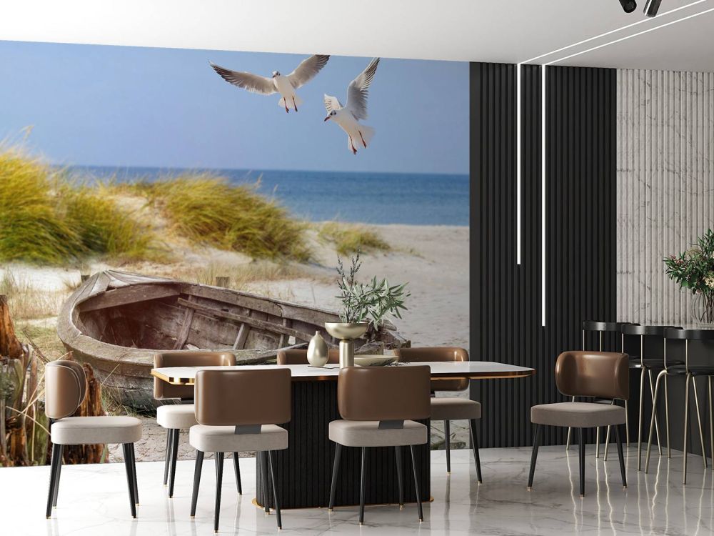 Oude vissersboot, meeuwen, strand en zee