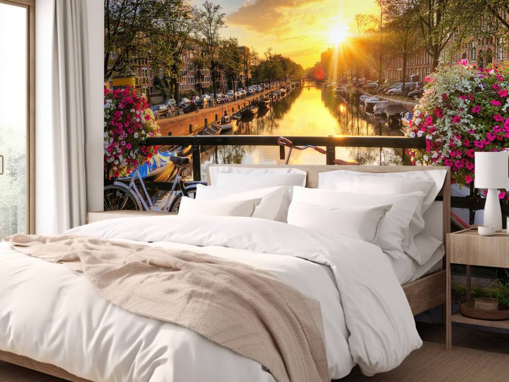 Fietsen op een brug met bloemen