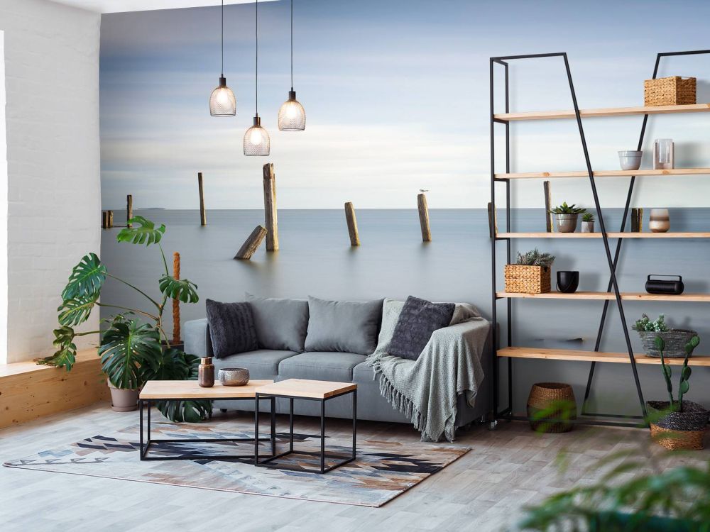 Oude houten palen in zee