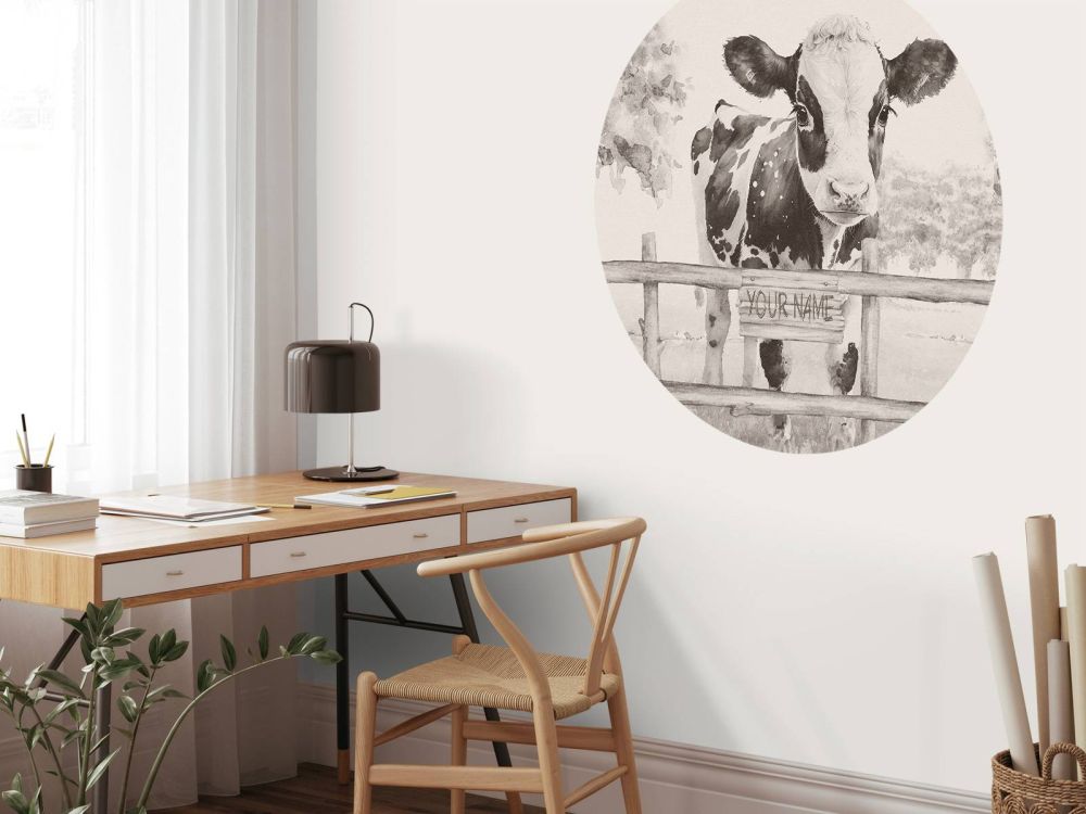 Jonge koe in een weiland beige