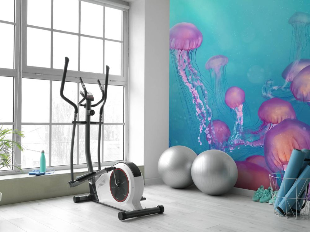 Roze kwallen in blauwe zee