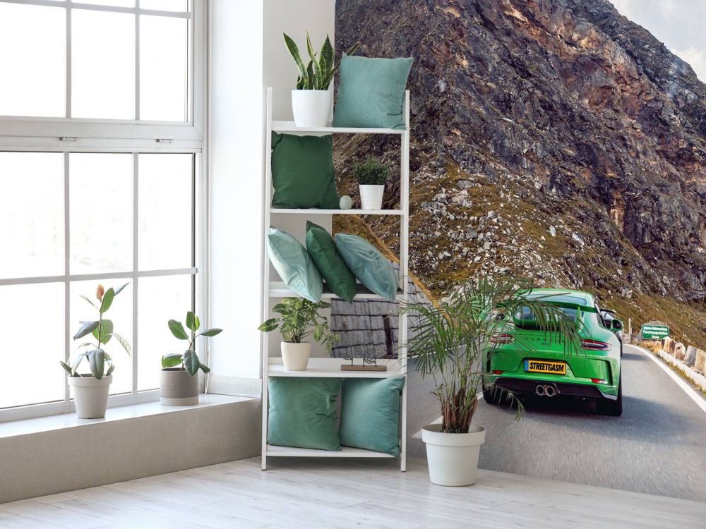 Bergpas met sportauto