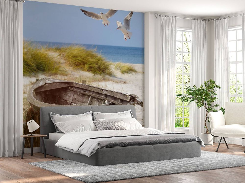 Oude vissersboot, meeuwen, strand en zee