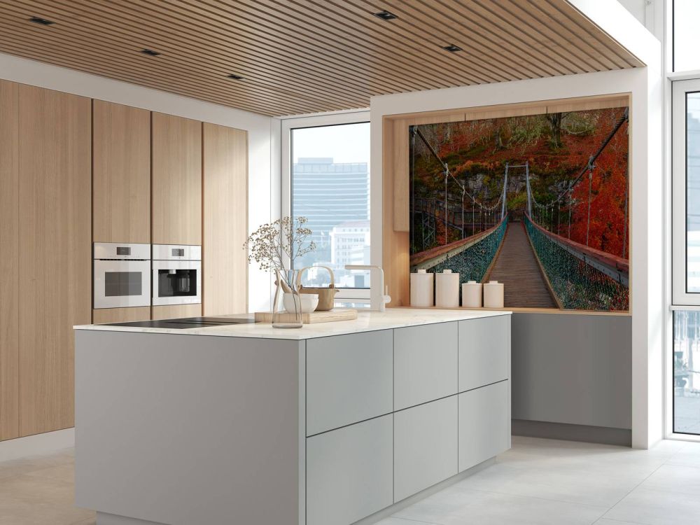 Brug in herfstige omgeving