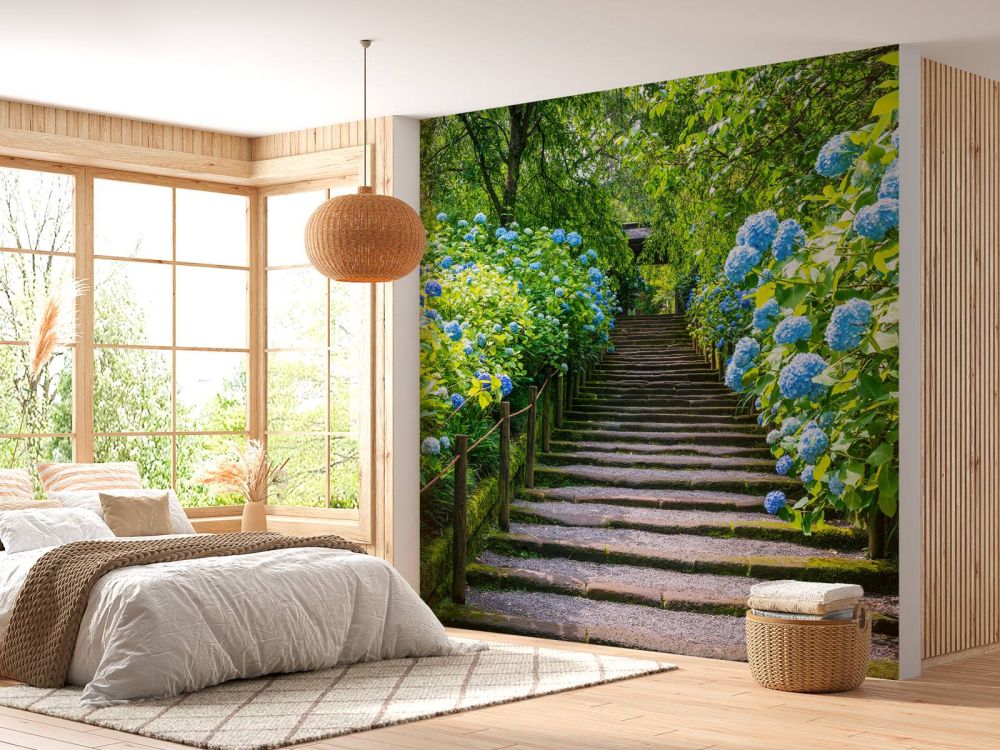 Trap tussen hortensia's