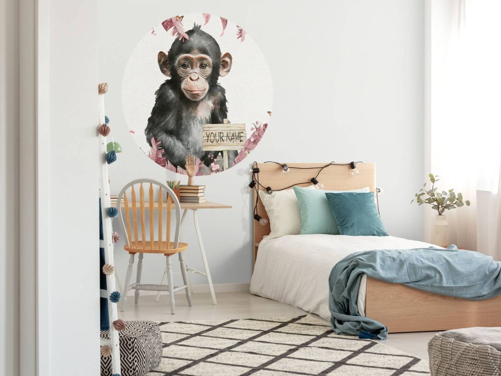 Baby chimpansee in de jungle roze