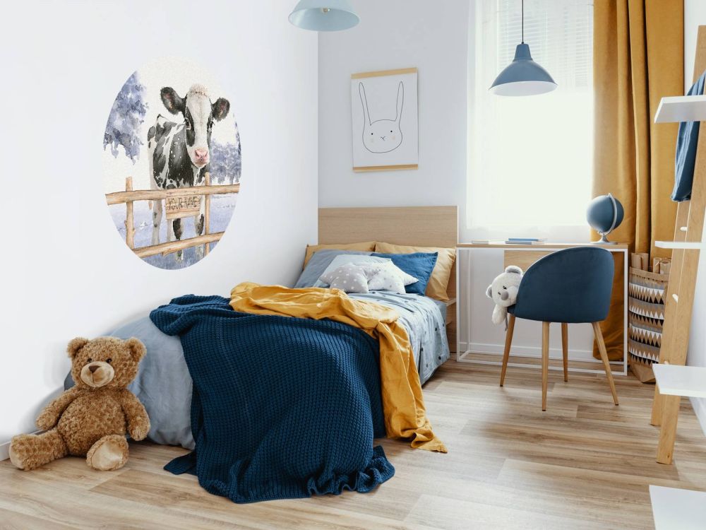 Jonge koe in een weiland blauw