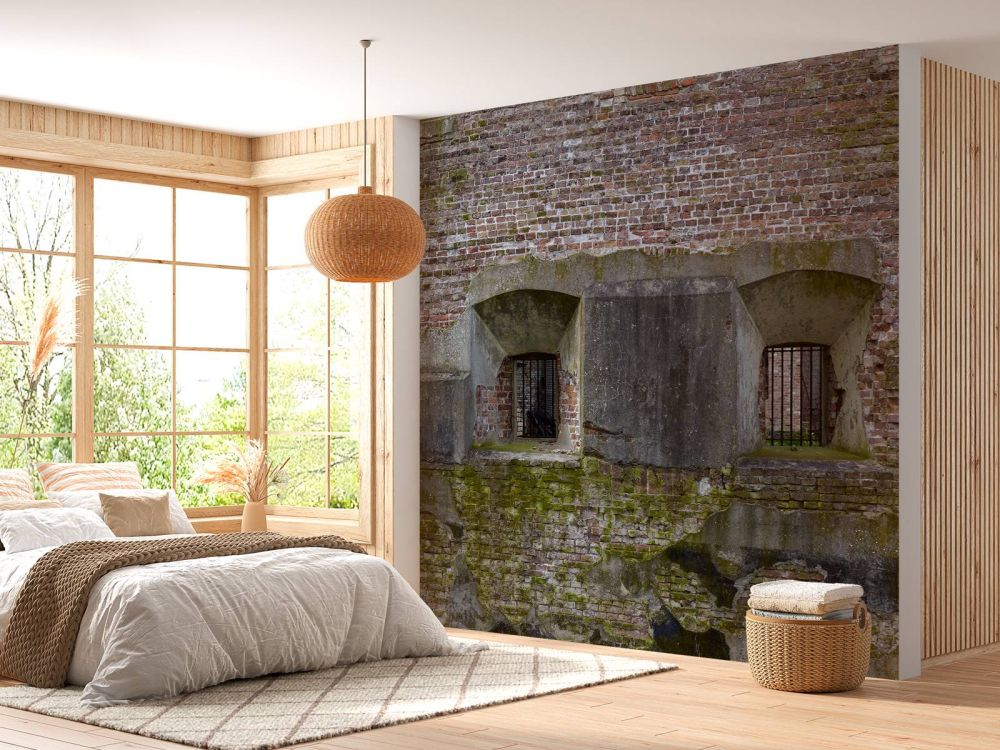 Verweerde muur met 2 nissen