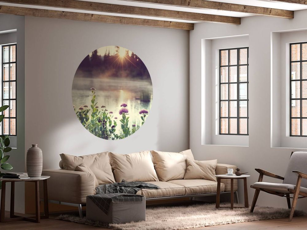 Dampend meer met bloemen