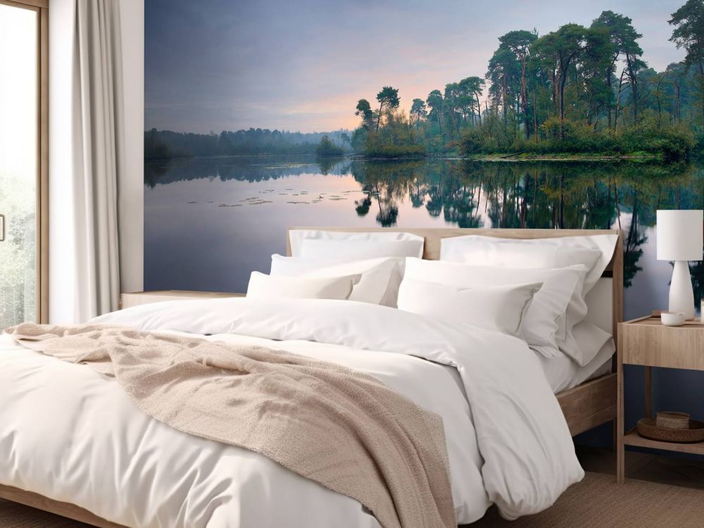 Weerspiegeling in bossen bij zonsopkomst